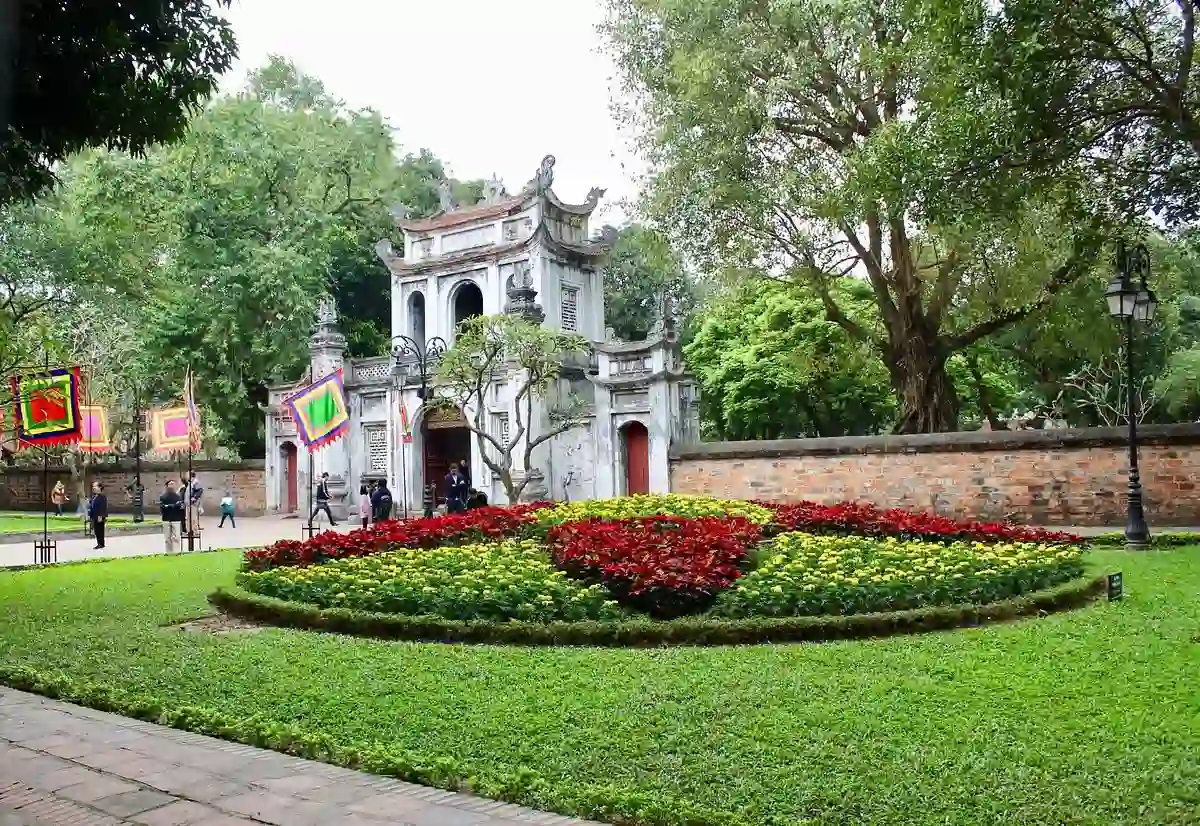 وجهات سياحية رخيصة مبنى الجامعة الوطنية ومعبد الأدب في هانوي فيتنام