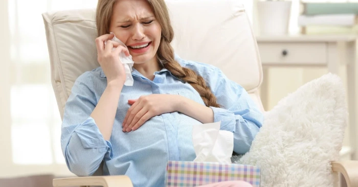 ما أسباب البكاء أثناء الحمل | ماذا يحدث للجنين عند بكاء الأم