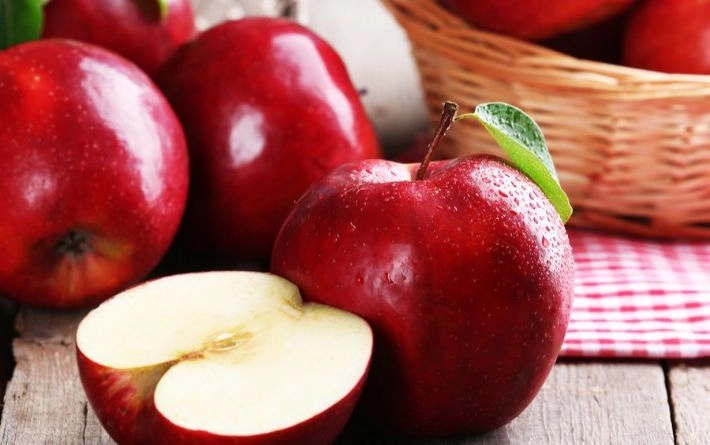 كم سعرة حرارية في التفاح الأحمر؟