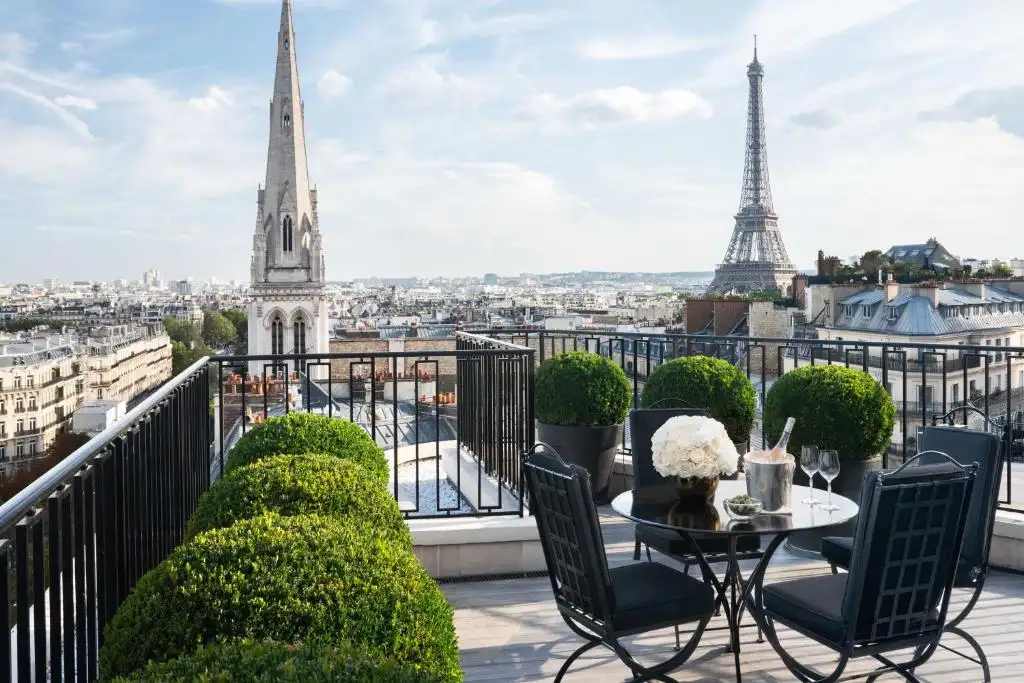 فندق فور سينزونز في باريس مطل على إيفل