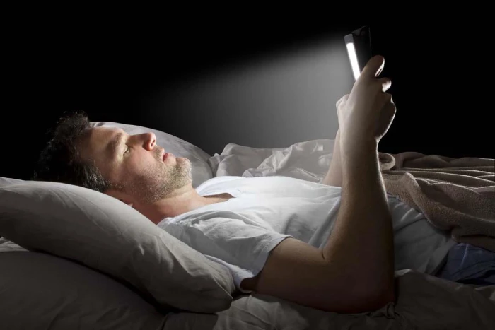 ستخدام الهاتف أو الجهاز المحمول قبل النوم من أسوأ العادات السيئة في حياتنا اليومية