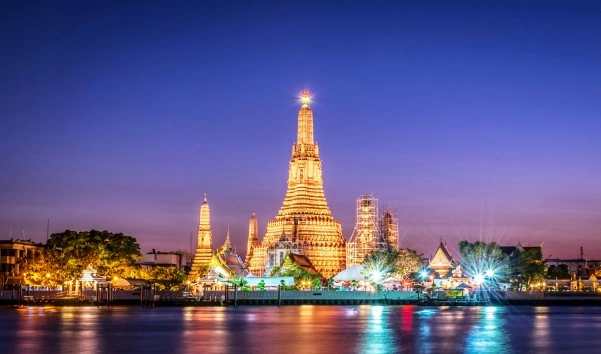 معبد وات أرون (معبد الفجر) في بانكوك من أهم أماكن السياحة في تايلند