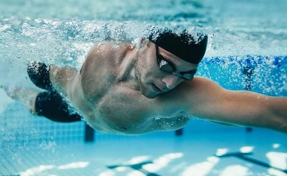 تمرين السباحة من أفضل تمارين لزيادة هرمون التستوستيرون في المنزل