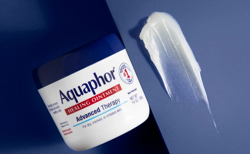 كريمات تشقق القدمين مثل أكوافور هيلينغ اوينتمنت Aquaphor healing ointment