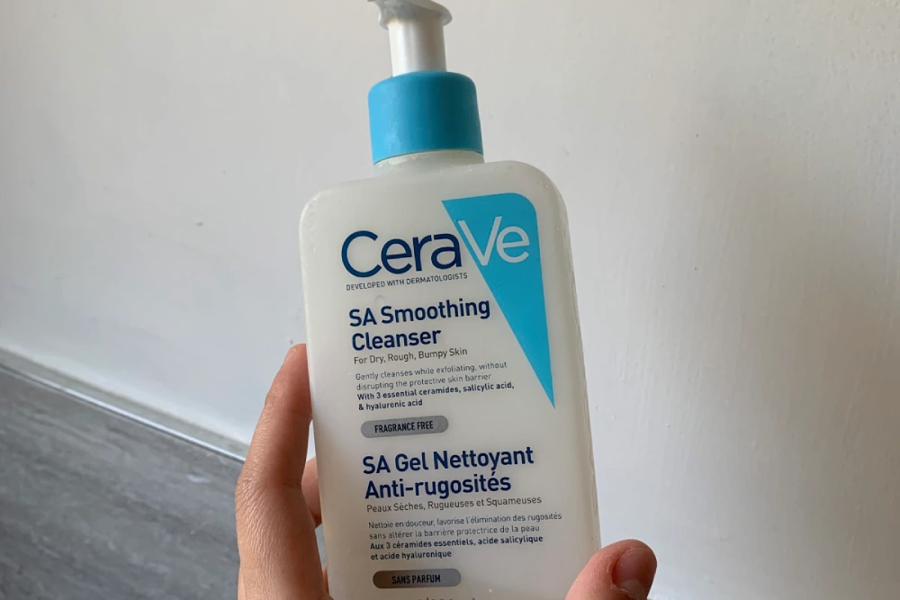 Cerave Renewing SA Cleanser أو SA Smoothing Cleanser